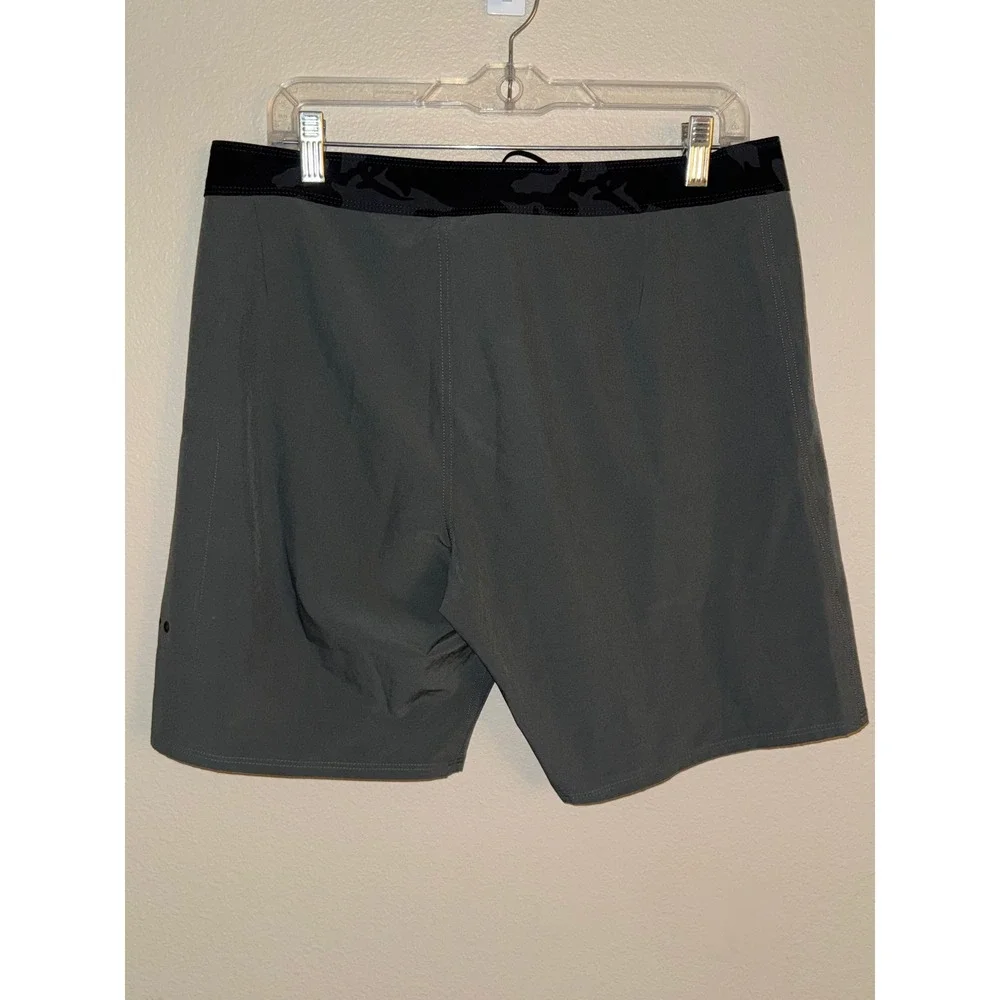 Vuori Cruise Board Shorts Mens 32 Charcoal Grey Camo Waistband Zip Pocket Surf